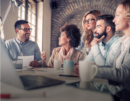 des hommes et des femmes partage un moment de convivialité au travail