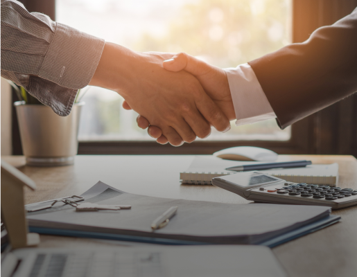 poignée de main entre deux professionnel dans un bureau