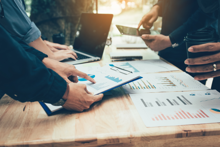 vue de documents et d'un ordinateur sur une table de travail 